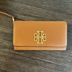 Tory Burch wallet , with a lots of cards holders very convenient for any time